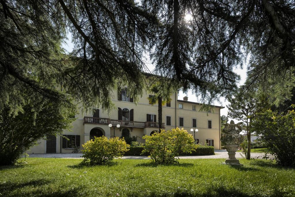 圣马蒂诺坎波Posta Donini 1579 - UNA Esperienze的一座有树木的白色大建筑