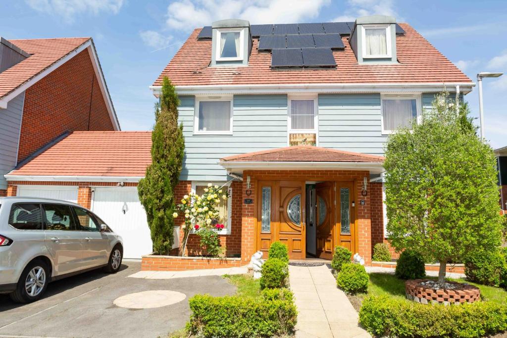 YiewsleyBenjamin Guest house的屋顶上设有太阳能电池板的房子