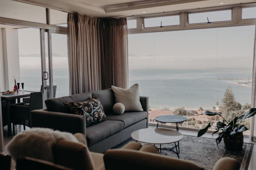 莫塞尔湾View @ The Bay Apartments 9的带沙发和大窗户的客厅