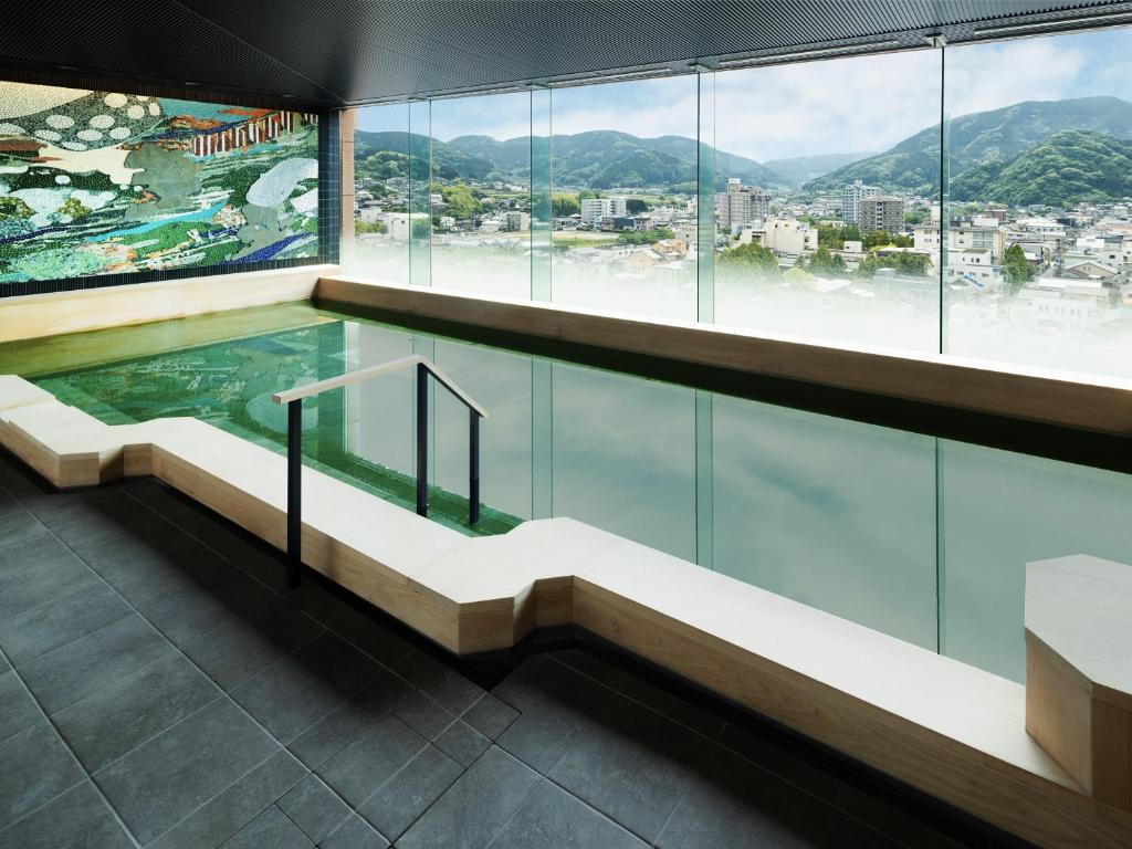 嬉野市Hotel Sakura Ureshino的景观建筑中的游泳池