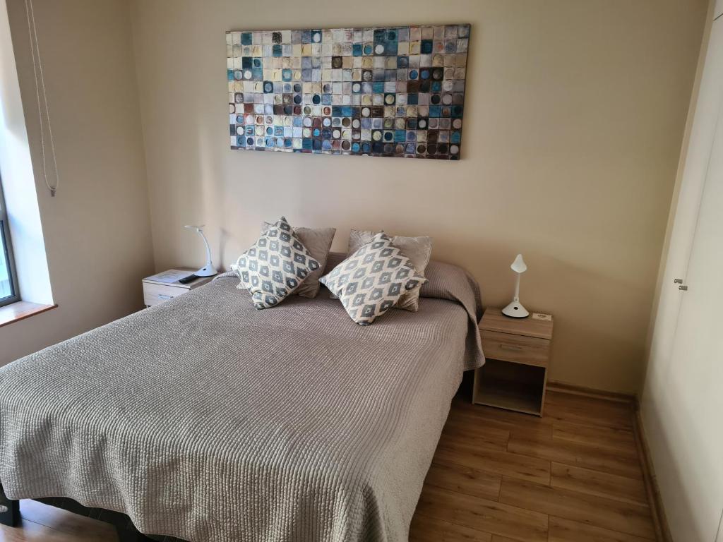 圣地亚哥Excelente departamento en Las Condes的一间卧室配有一张带两个枕头的床