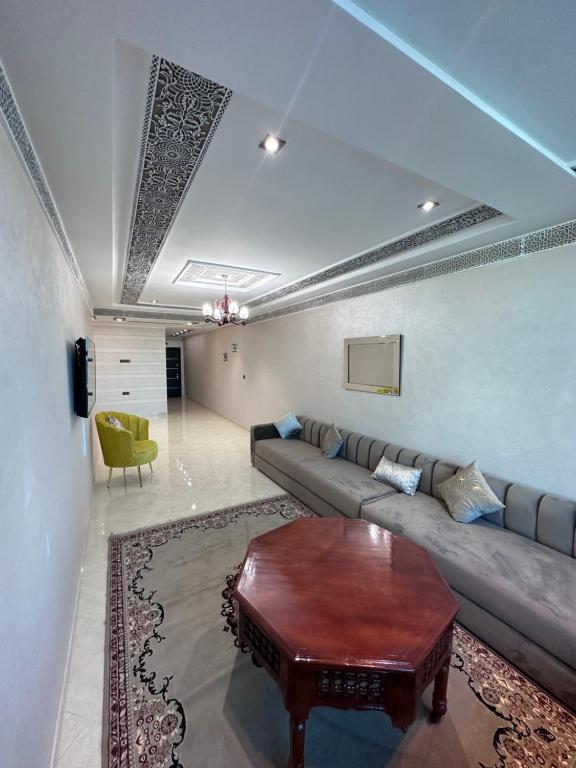 拉腊什Abraj Dubai Larache的客厅配有沙发和桌子