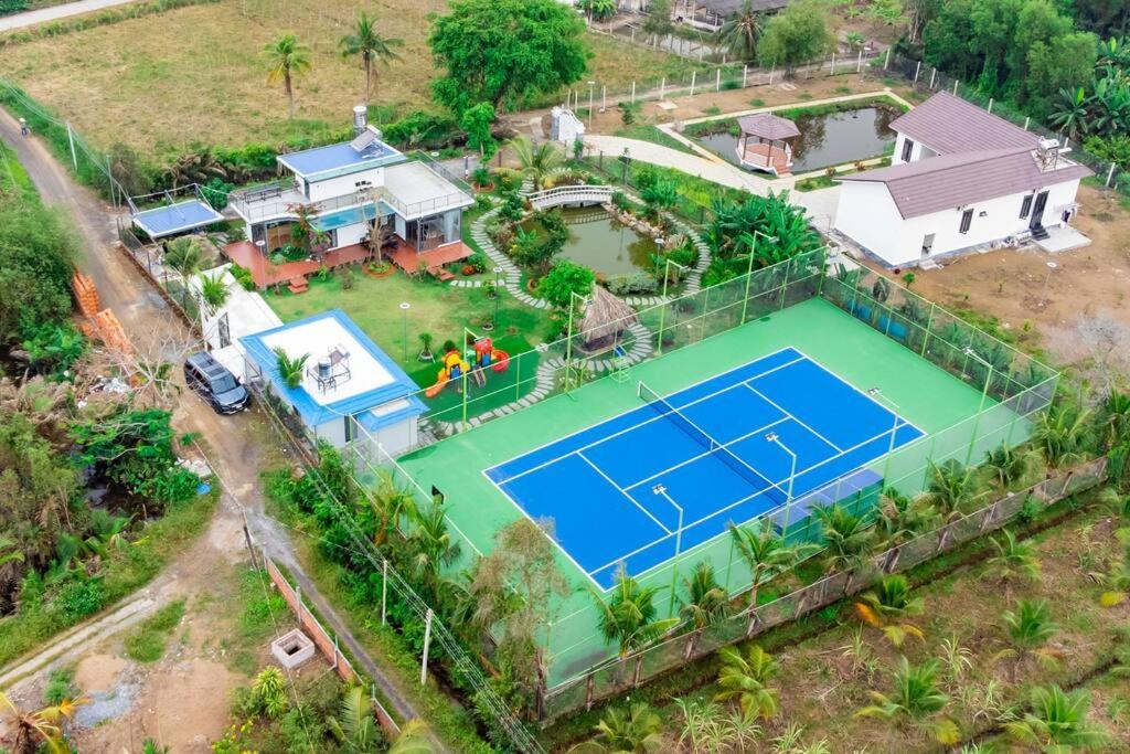Long AnHana Villa Long An的享有带网球场的房屋的空中景致