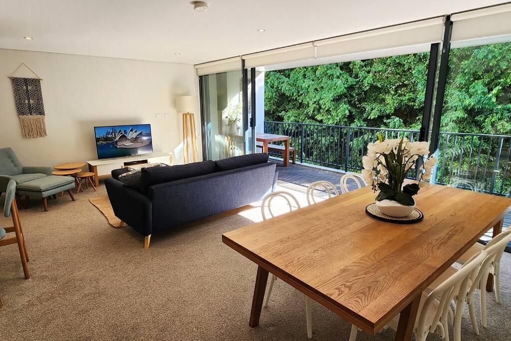 悉尼Stylish parkside retreat的客厅配有沙发和桌子