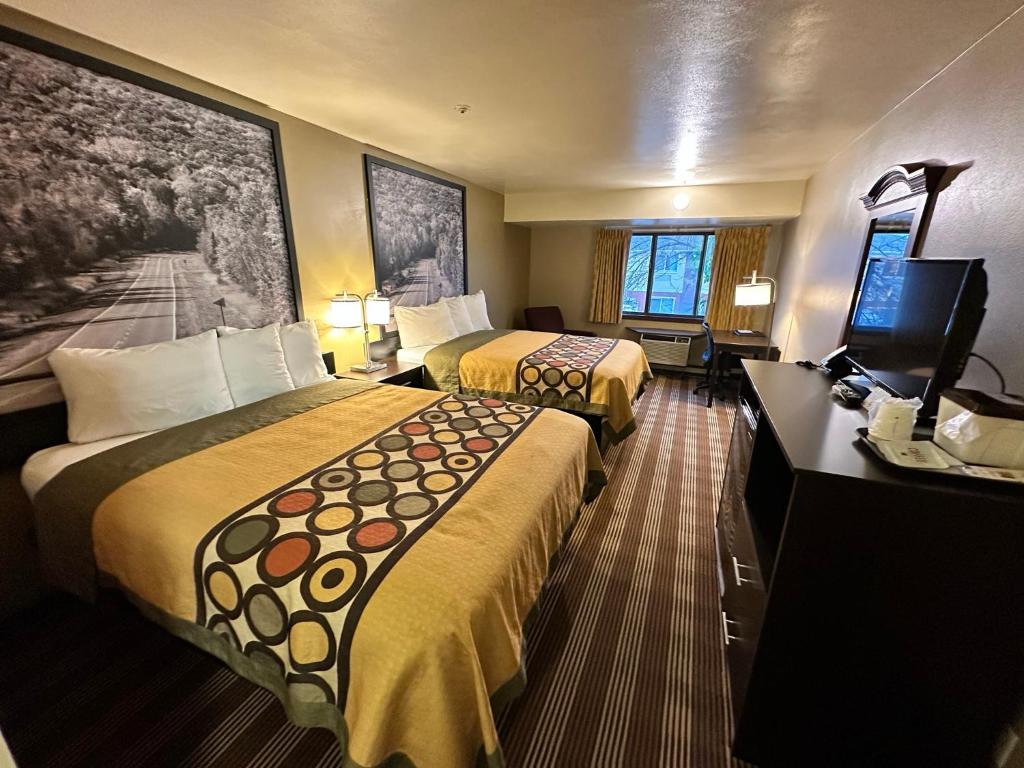 欧克莱尔奥克莱尔WI速8酒店的酒店客房设有两张床和一台平面电视。
