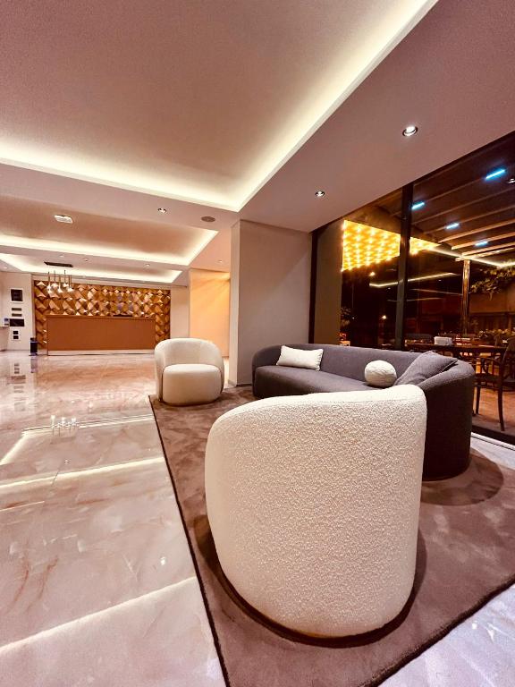 马尔马里斯FİFTY5 SUİTE HOTEL的客厅配有沙发和两把椅子