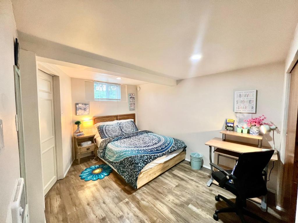 西雅图Private Room with Shared Bathroom on a Lower Level of a Big and Peaceful House的一间卧室配有一张床、一张书桌和一张书桌