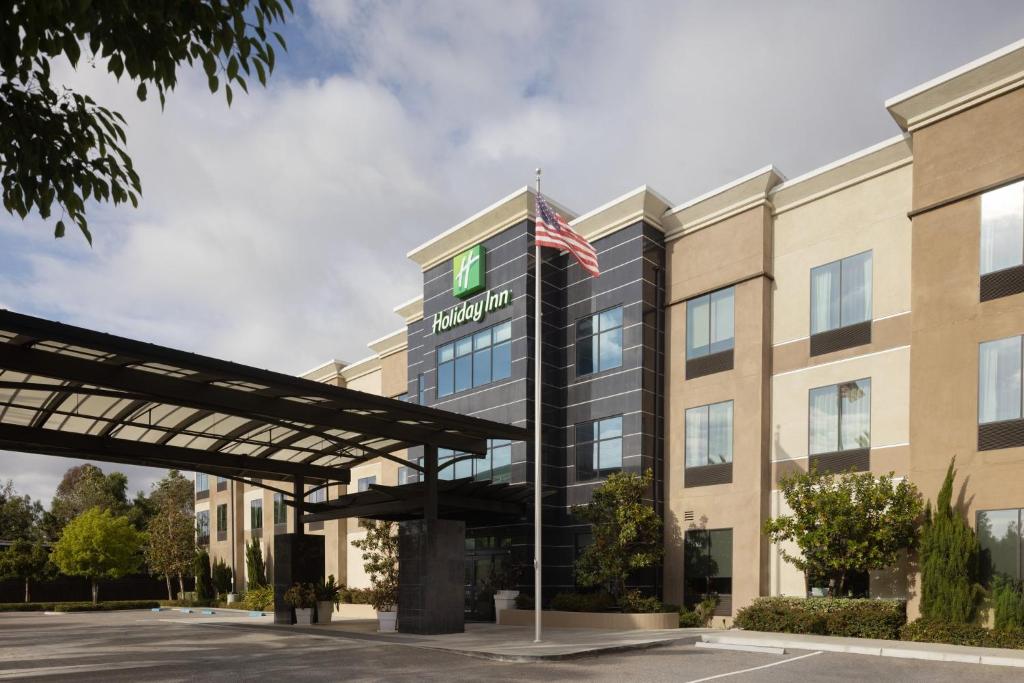 卡尔斯巴德Holiday Inn Carlsbad/San Diego, an IHG Hotel的酒店前方的图片