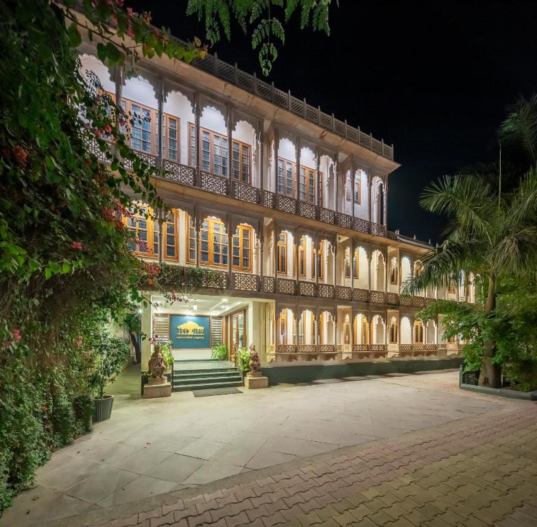 萨瓦伊马多普尔Hotel Ranthambore Regency的一座在晚上设有庭院的大建筑