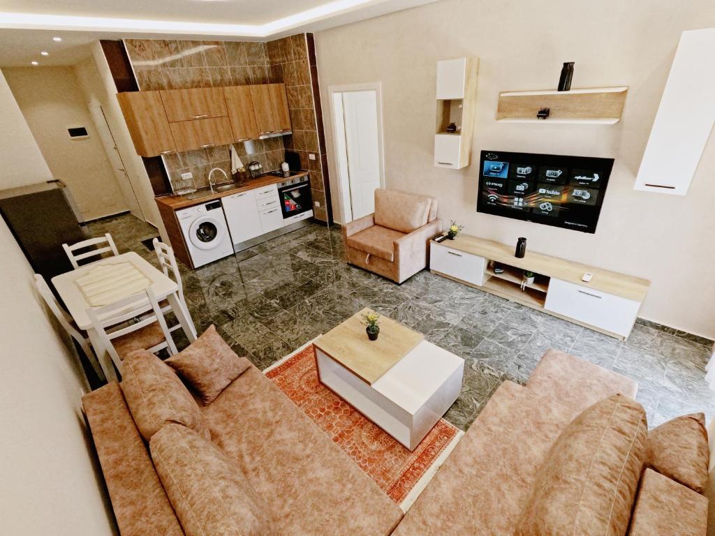 维利波吉Matteo's Apartments的客厅享有高空美景,配有沙发和桌子