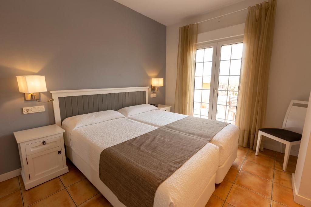 马塔拉斯卡尼亚斯多娜斯德多纳纳度假村的一间卧室设有一张大床和一个窗户。