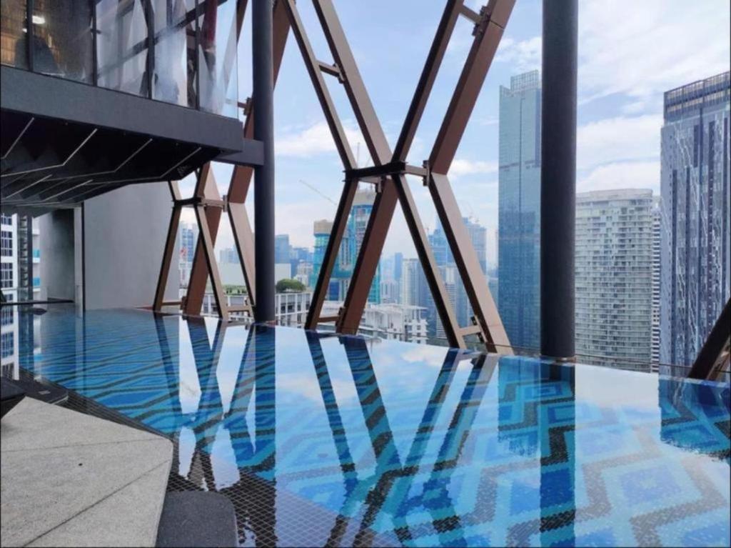 吉隆坡Infinity Pool Scarletz Suites KLCC的从带游泳池的大楼顶层欣赏美景