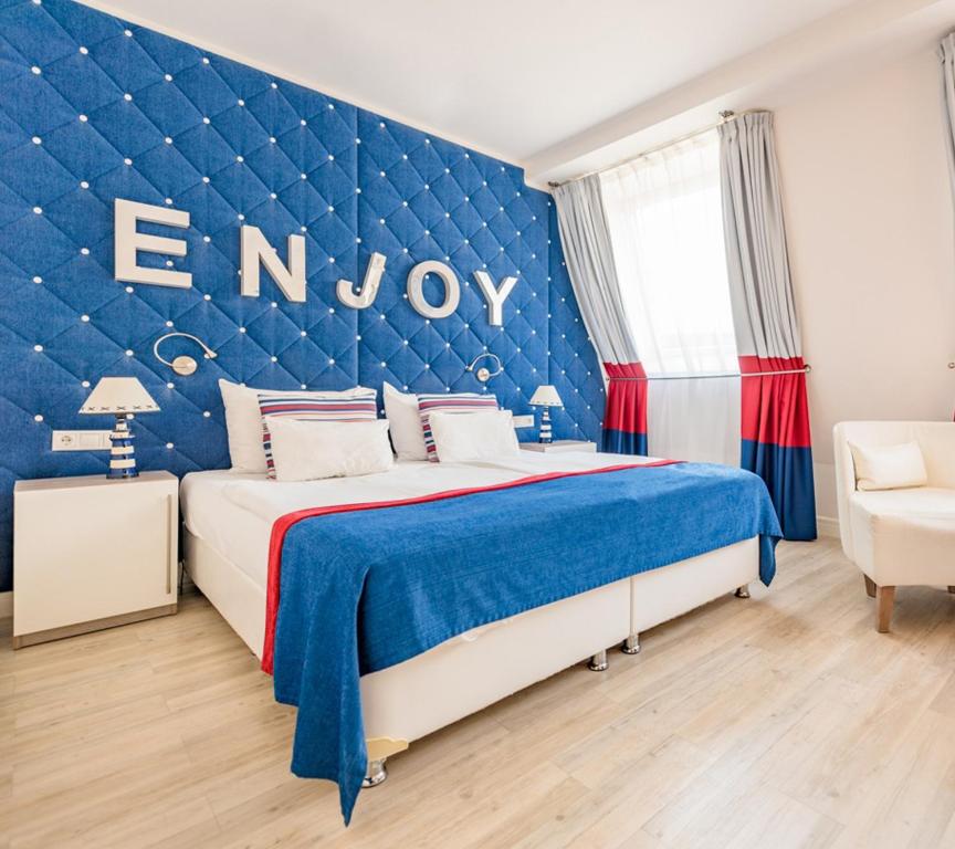 布达佩斯艾斯提罗布达佩斯时尚酒店的卧室,带蓝色墙,用词