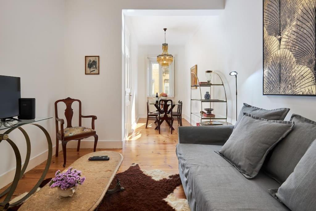 里斯本Charming Lisbon Central Apartment的客厅配有沙发和桌子
