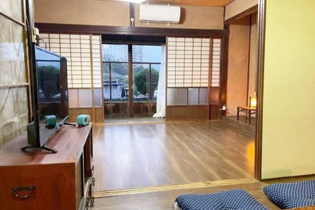 下关おとまりどころ下関本町的一间空房间,配有电视和木地板