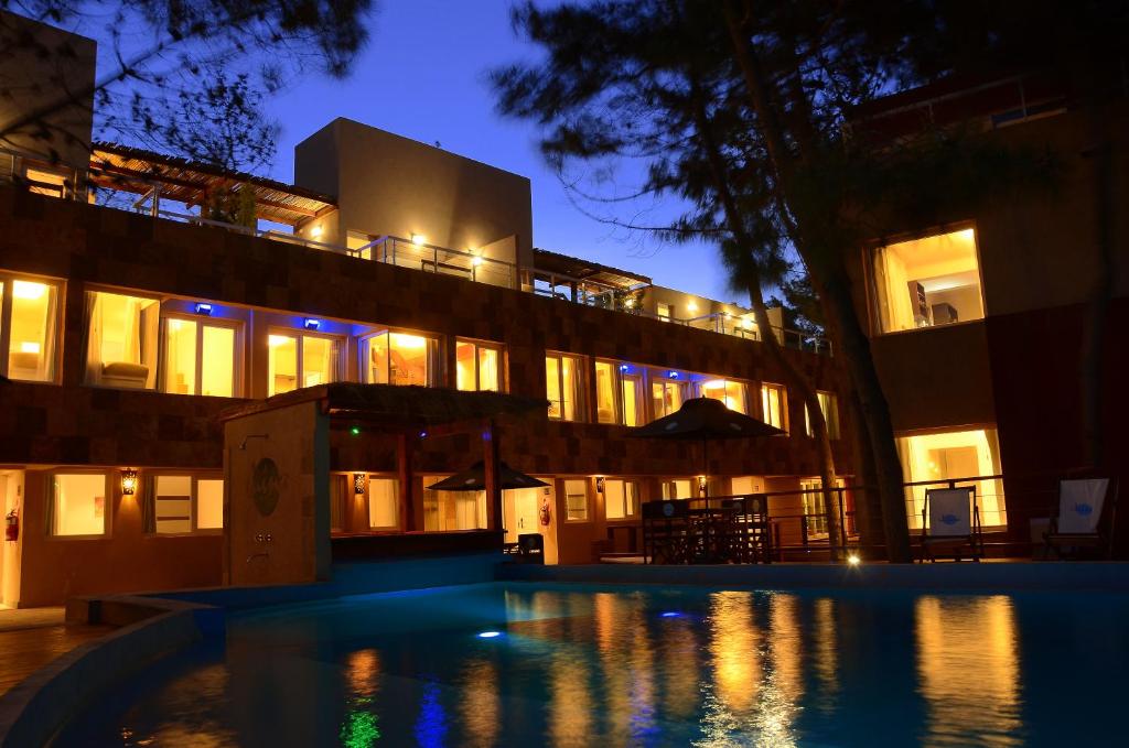 马德拉潘帕斯Jaina Resort & Spa的一座晚上设有游泳池的建筑