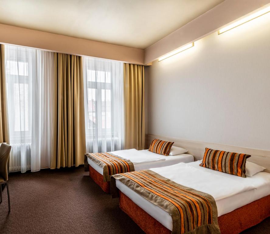 布达佩斯星辰之城酒店的酒店客房设有两张床和窗户。