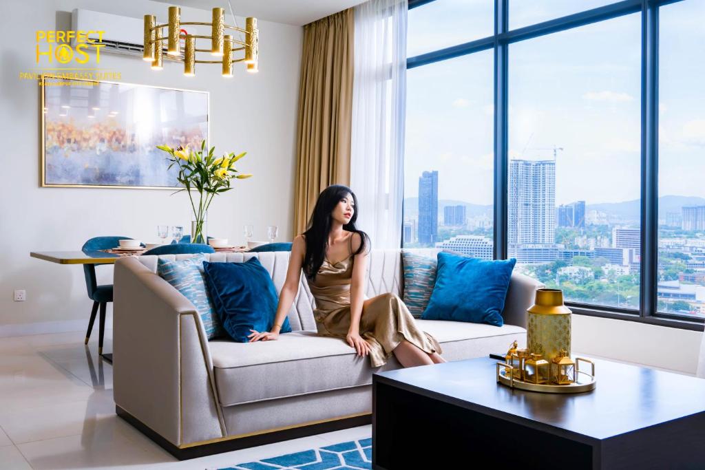 吉隆坡Pavilion Embassy Suites KL的坐在客厅沙发上的女人