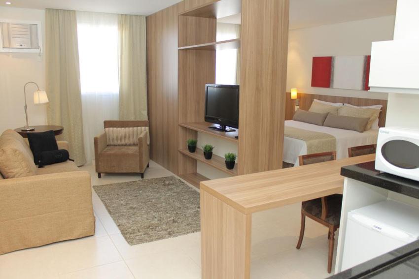 普雷图河畔圣若泽法利亚利马服务公寓酒店的酒店客房设有床和客厅。