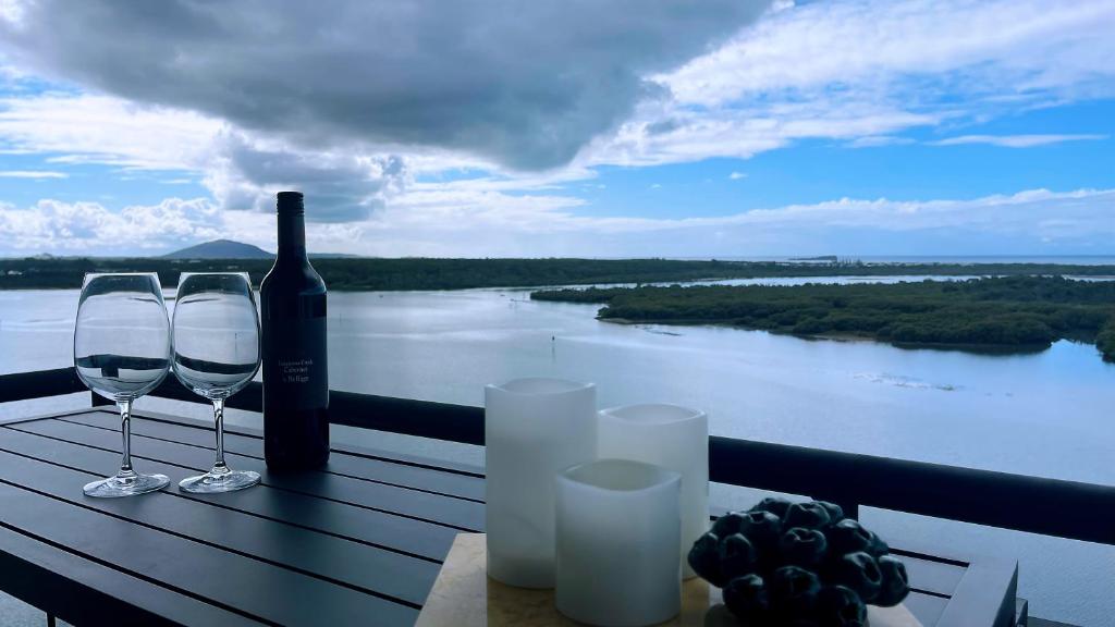 玛志洛榕树塔酒店的桌子上放有一瓶葡萄酒和两杯酒