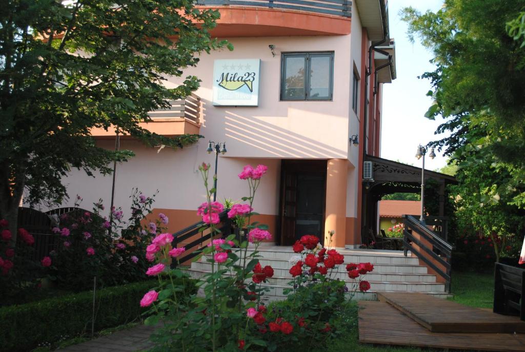 米拉多泽西斯兹维拉德尔塔旅行旅馆 - 米拉23的前面有粉红色花的房子