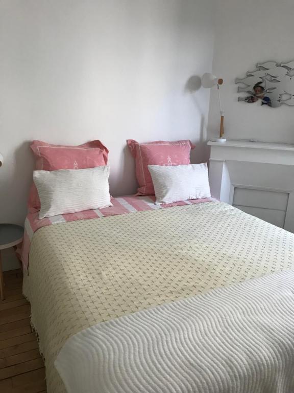 巴黎Sweet Room 15的一张带粉色和白色床单及粉色枕头的床