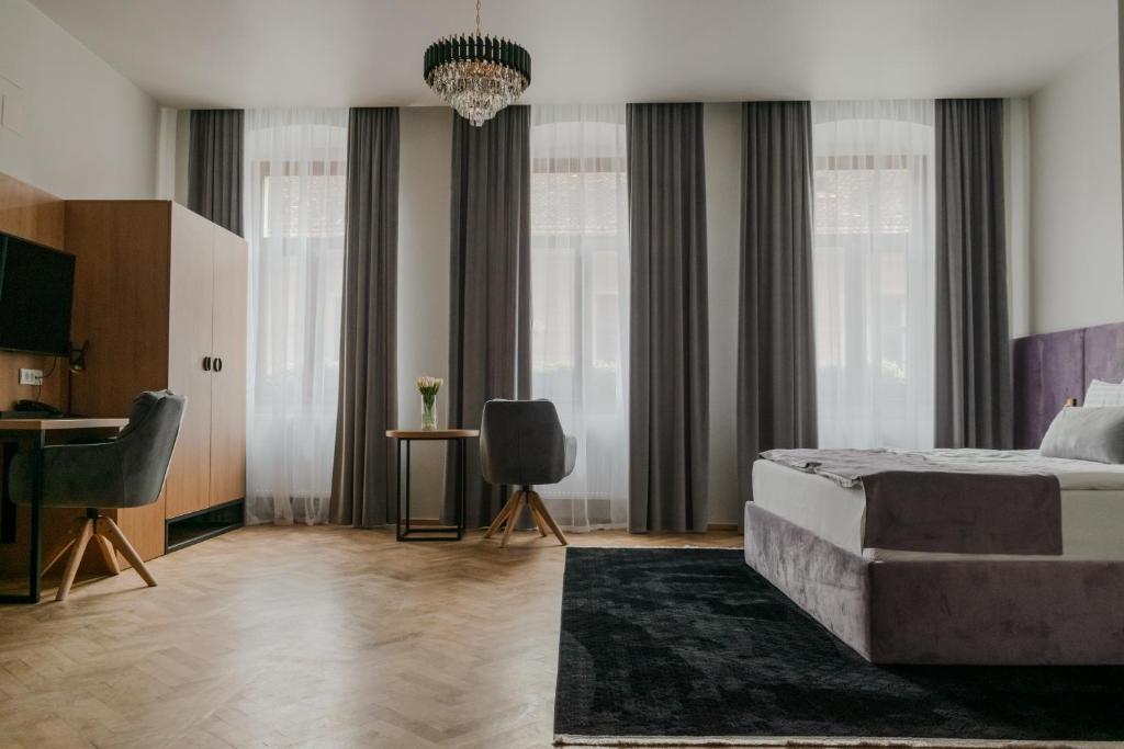 布拉索夫Prinz Gregor的卧室配有一张床、一张书桌和窗户。