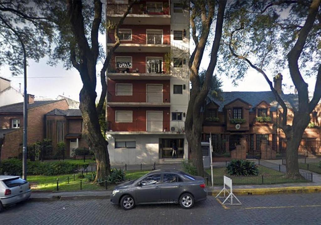 布宜诺斯艾利斯Sweet and Little Home的停在大楼前停车场的汽车