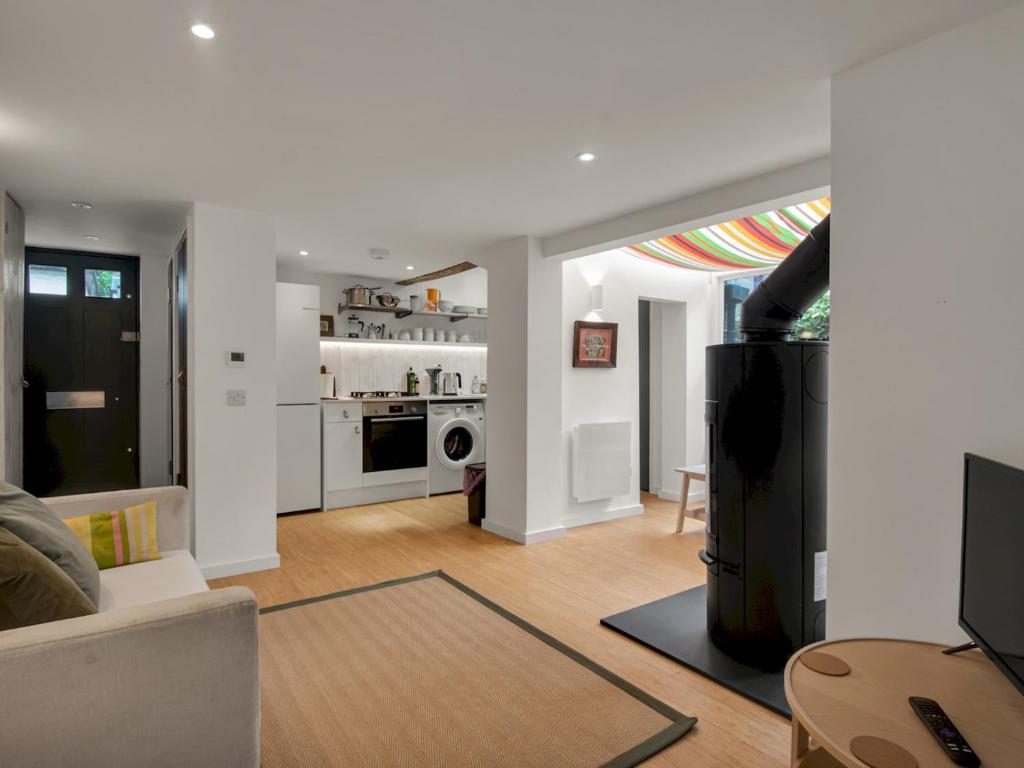 坎特伯雷Pass the Keys Stunning Open Plan Home in City的带沙发的客厅和厨房