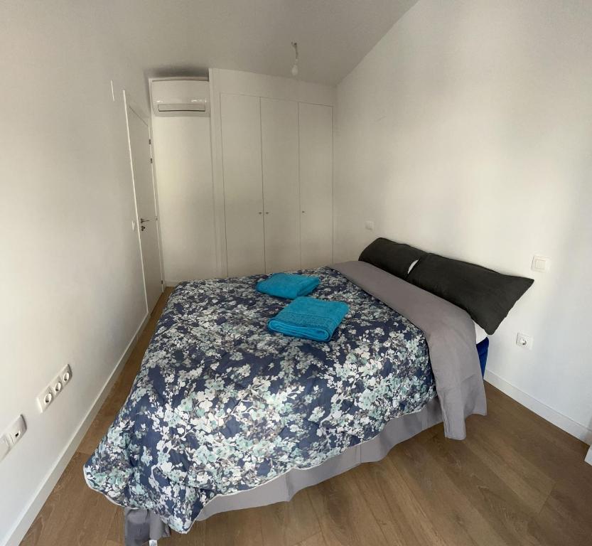 马德里Mars Suites Porras的一间小卧室,配有一张蓝色床单
