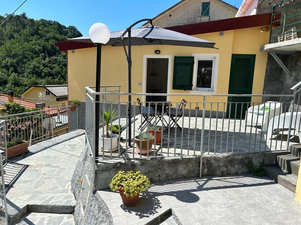 莫内利亚Da Pippo的一个带栅栏和植物的房屋的阳台