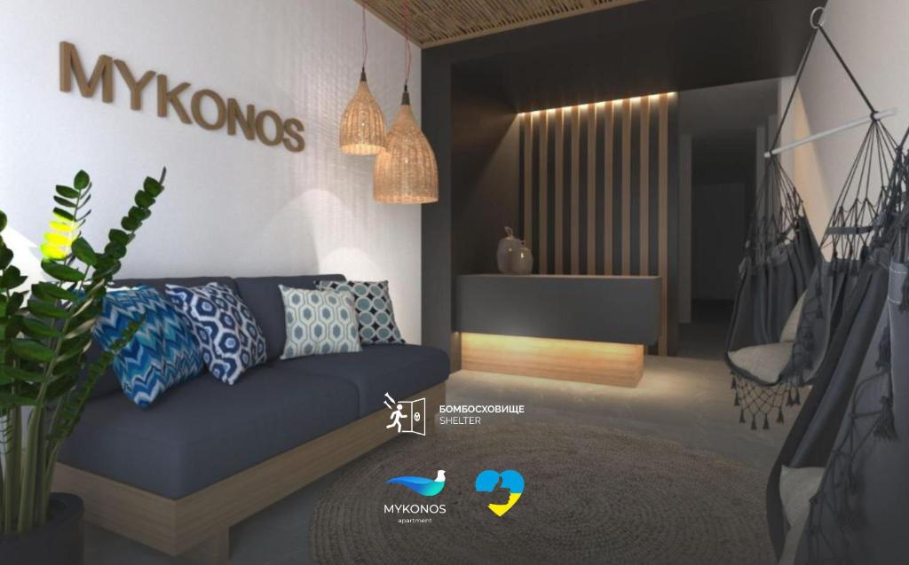 敖德萨Mykonos Hotel Apart Maestro的客厅的 ⁇ 染,客厅里设有蓝色的沙发