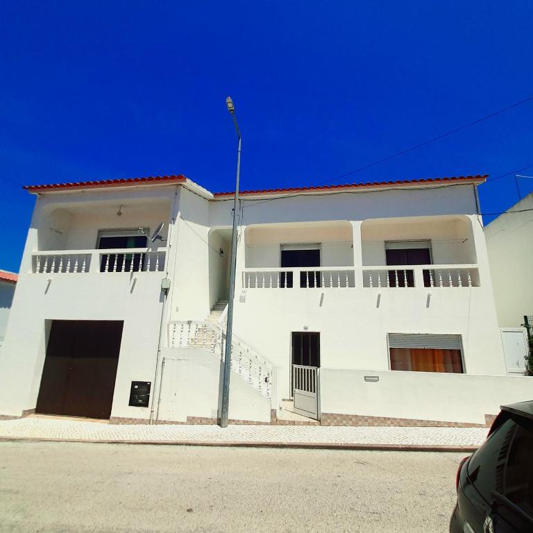 阿尔热祖尔Casa Rocha Relax的白色的建筑,在街上设有阳台