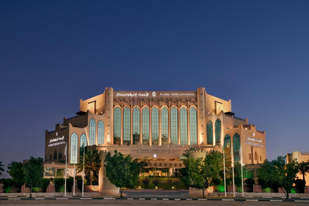 哈萨阿哈萨洲际酒店的一座拥有许多窗户的大型建筑