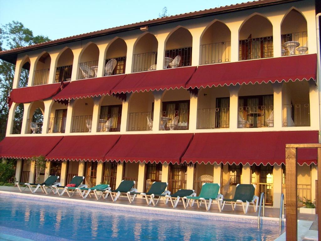尼格瑞尔海市蜃楼旅馆的一座带椅子和游泳池的建筑