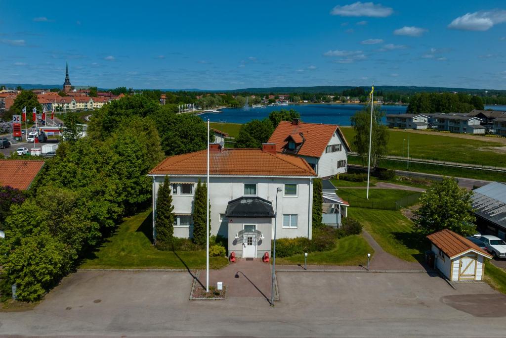 莫拉Vandrarhemmet Stranden的一座大型白色房屋,设有红色屋顶
