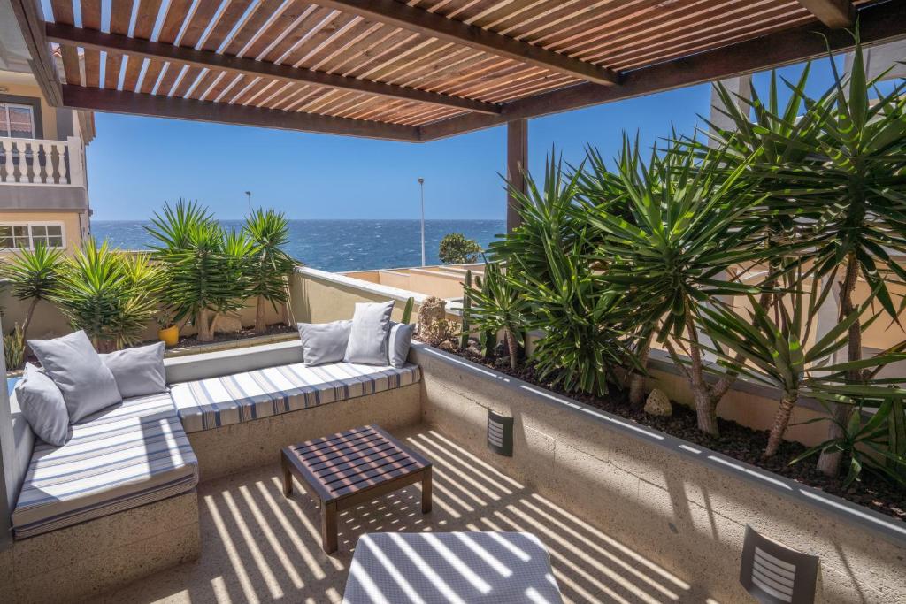 厄尔梅达诺Medano Beach - Villa Playa的阳台配有沙发,享有海景