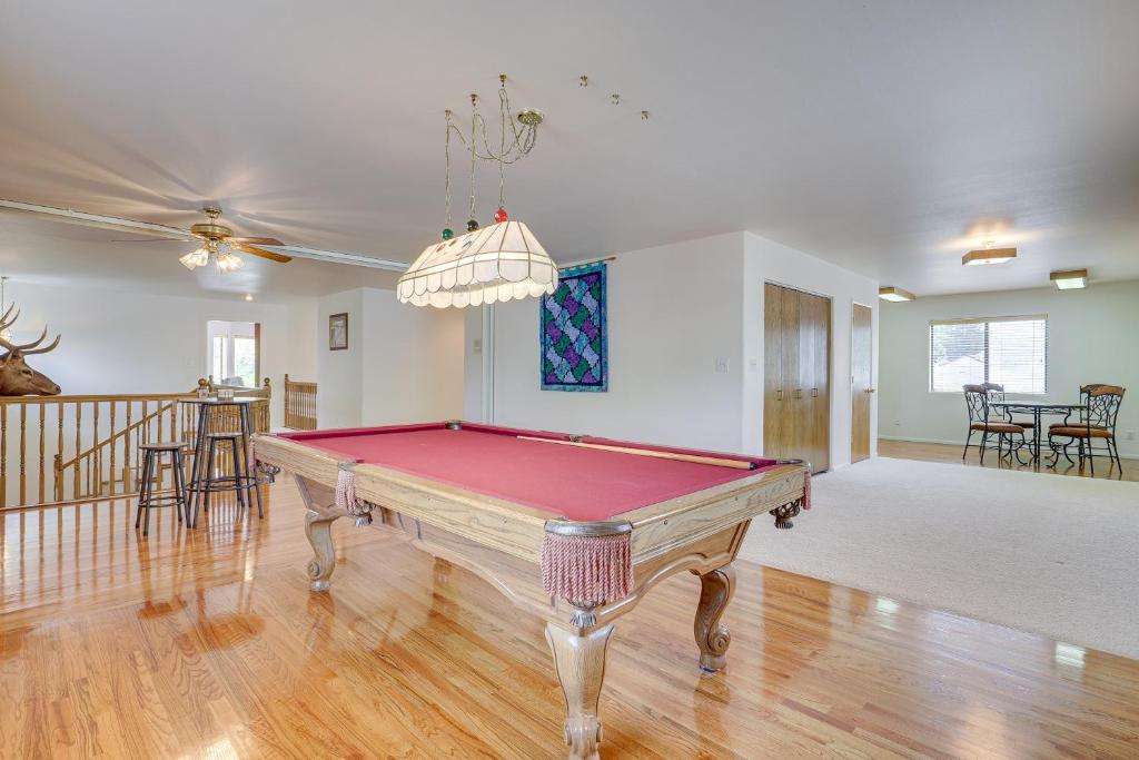 埃尔科Charming Elko Home with Pool Table!的客厅配有台球桌