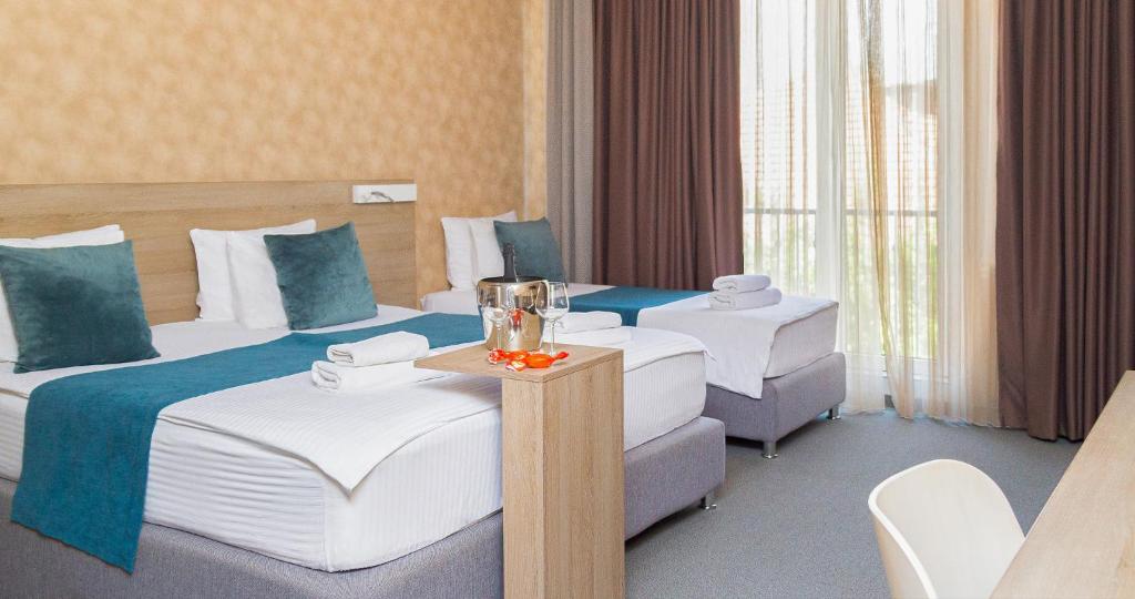 贝尔格莱德加尔尼薄荷酒店的酒店客房,配有两张床和两把椅子