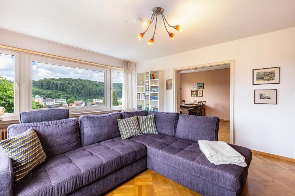 阿尔布斯塔特Ferienwohnung Lammerberg的客厅配有紫色沙发和大窗户