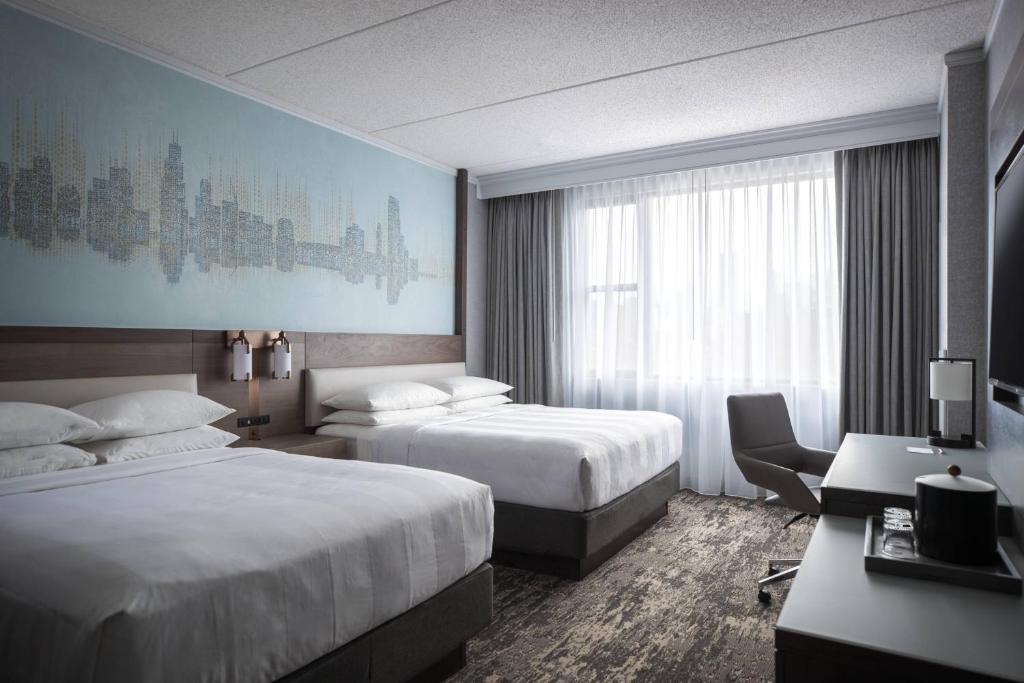 芝加哥芝加哥医疗区/ UIC万豪酒店的酒店客房配有两张床和一张书桌