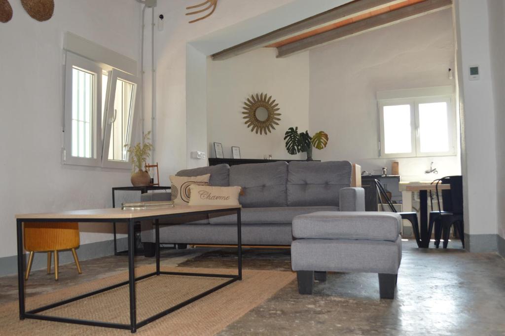 L'AldeaMASIA ESTORACH的客厅配有沙发、桌子和椅子