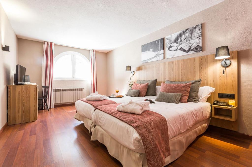 帕斯底拉卡萨Hotel Grand Pas的一间卧室设有一张大床和一个大窗户