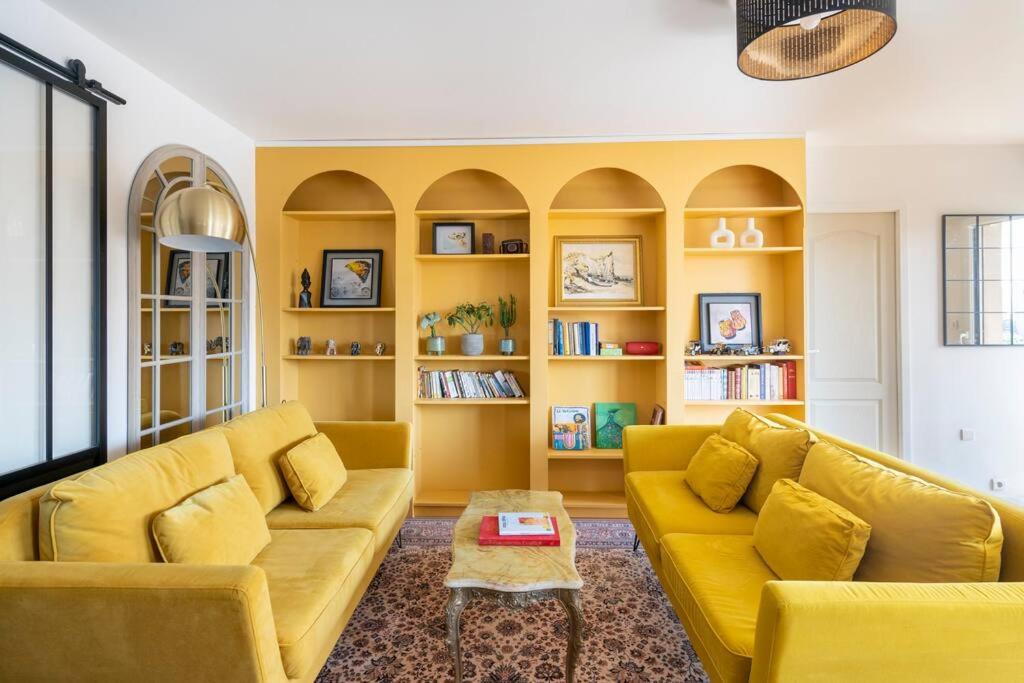 勒布尔热City Escape的客厅配有黄色的沙发和桌子