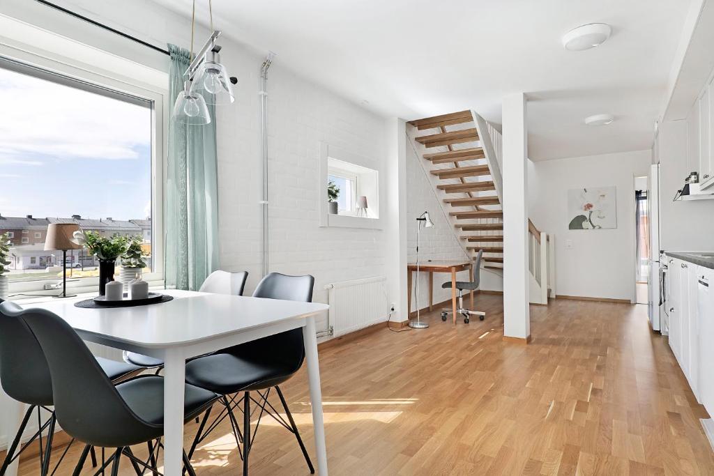 皮特奥Guestly Homes - 3BR City Charm的厨房以及带白色桌椅的用餐室。