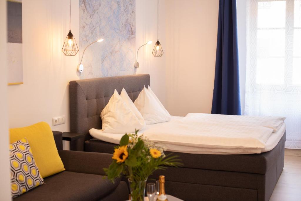 弗赖施塔特金鹿酒店的小房间的床和沙发