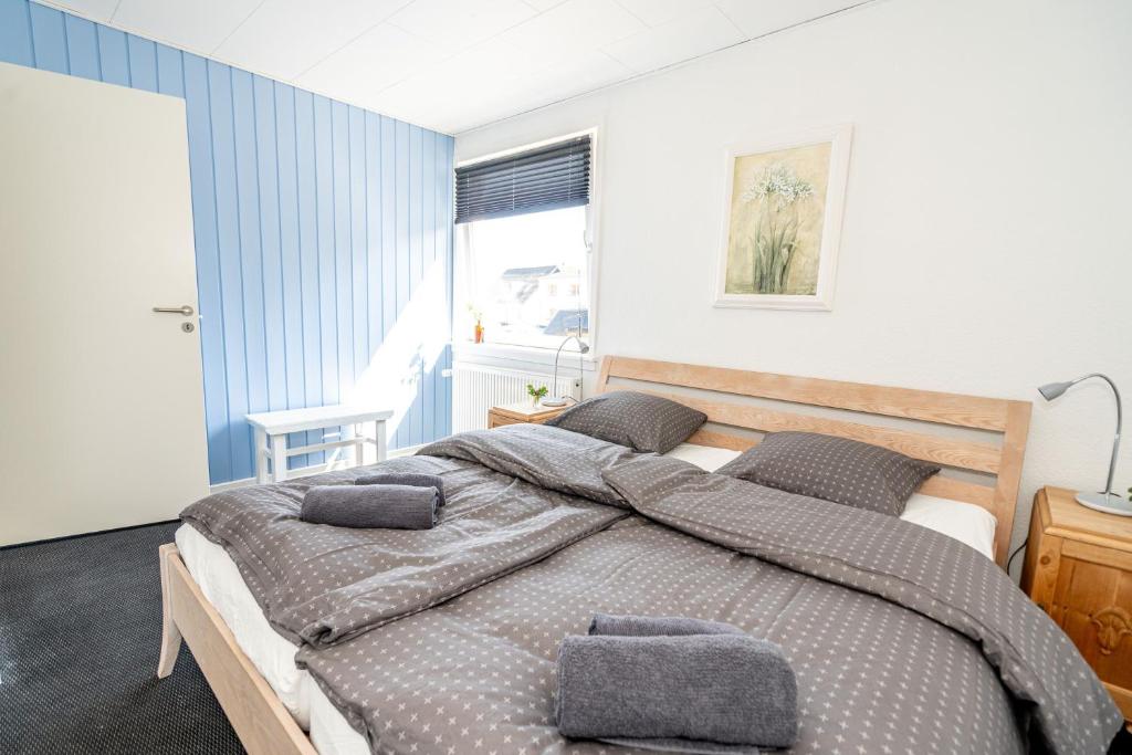 宾德斯莱弗Parkvejens feriebolig的一间卧室配有一张大床和两个枕头