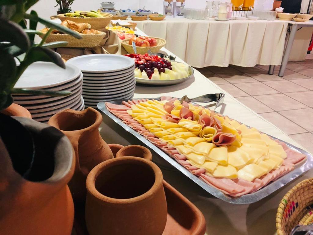 特尔马斯德里奥翁多Grand Hotel by MH的一张桌子,上面放着奶酪和水果盘