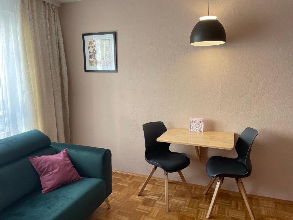 维尔茨堡维尔茨堡斯塔特米特公寓 的客厅配有沙发和桌椅