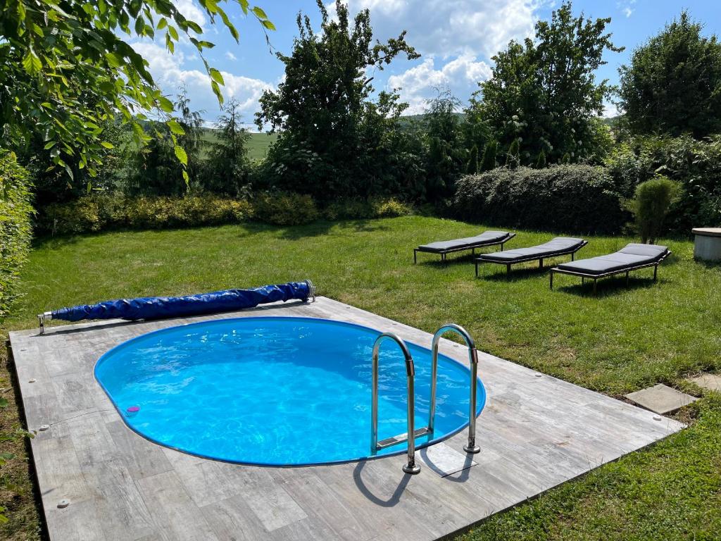 贝龙Chalupa Měňany - Karlštejn的院子里的蓝色管子游泳池